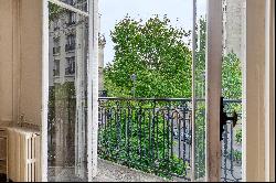 Paris 16th District - A 6-bed family apartment with a balcony