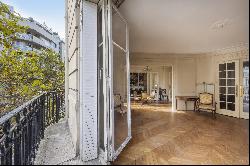 Paris 16th District - A 6-bed family apartment with a balcony