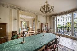 Paris 16th District - A 6-bed family apartment with a balcony