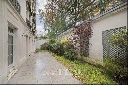 Paris 7th District – A magnificent apartment with a garden