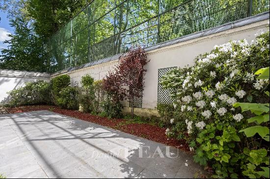 Paris 7th District - A magnificent apartment with a garden