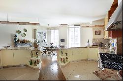 Paris 16th District - A 3/4 bed family apartment