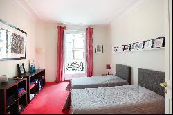 Paris 16th District - A 3/4 bed family apartment