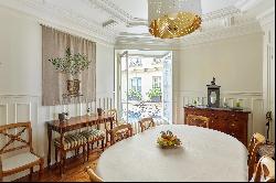 Paris 6th District - A 4-bed family apartment