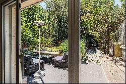Neuilly-sur-Seine - A 3-bed duplex apartment with a garden