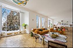 Paris 7th District – A renovated 4-bed apartment commanding an exceptional view