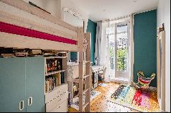 Paris 7th District – An elegant 3-bed appartment front of the garden
