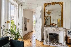 Paris 7th District – An elegant 3-bed appartment front of the garden