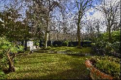 Neuilly-sur Seine - A superb apartment with a garden