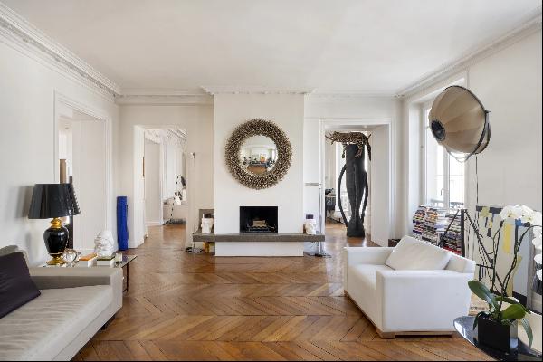 Paris 9th District – A renovated 3/4 bed apartment