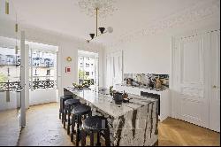 Paris 10th District – A meticulously renovated 6-room apartment