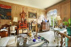 Paris 16th District - A sunny apartment oozing with period charm.