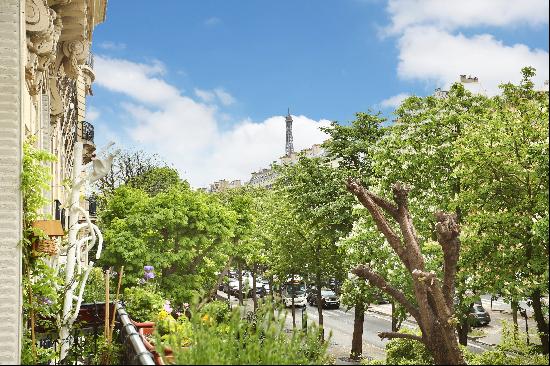 Paris 16th District - A sunny apartment oozing with period charm.