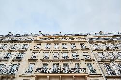 Paris 8th District – A sunny pied a terre in a prime location
