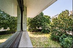 Neuilly-sur-Seine - A split-level apartment with a garden