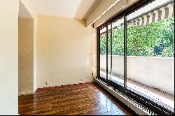 Neuilly-sur-Seine - A split-level apartment with a garden