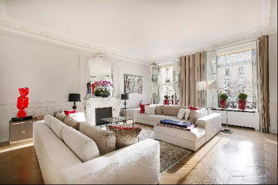 Paris 8th District - An exceptional 3-bed apartment in a prime location