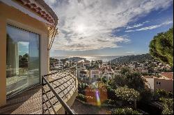 Magnificent renovated apartment with panoramic sea view