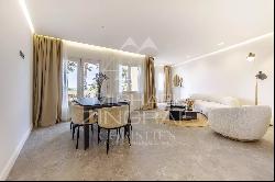 Magnificent renovated apartment with garden and parking