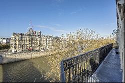 Paris 4th District – A 2/3 bed apartment commanding an exceptional view