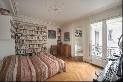 Paris 4th District – A bright 5-room apartment