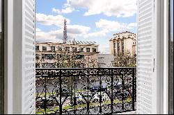 Paris 16th District – An elegant 3-bed apartment with a balcony