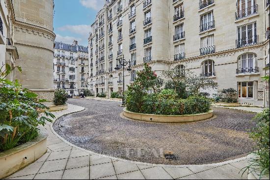 Paris 16th District - A spacious 2-bed apartment