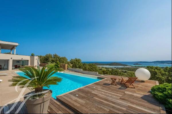 Recent villa of 595m2 with panoramic sea view