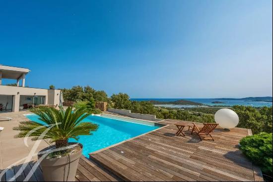 Recent villa of 595sqm with panoramic sea view