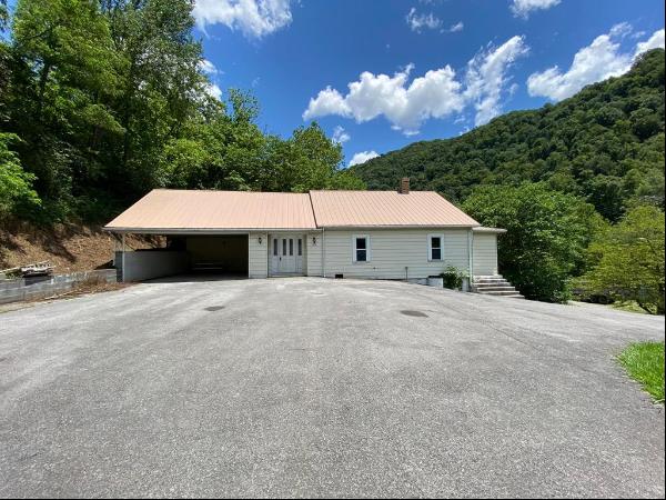 18100 Riverside Drive, Oakwood VA 24631