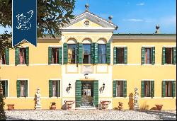 18th-century villa with an outbuilding and Italian-style garden for sale in the heart of V