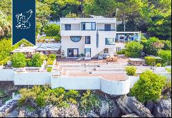 The villa designed by architect Alberto Gatti for actor Nino Manfredi is for sale in Gaeta