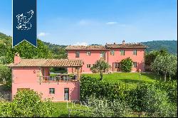 Old and finely-renovated Tuscan farmhouse for sale between Lucca and Florence