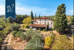 Farmstead with pool for sale in Florence, among vineyards and olive groves