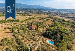 Farmstead with pool for sale in Florence, among vineyards and olive groves