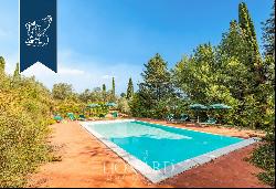 Farmstead with pool for sale in Florence, among vineyards and olive groves