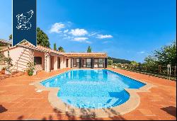 Stunning property with a pool for sale on Siena's hills