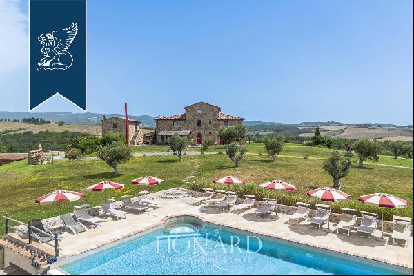 Country villa with a pool for sale on the hills of the Maremma Pisana area, not far from t