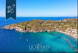 Modernised luxury property on the most exclusive beaches of the island of Ischia