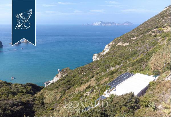 Charming property with a big panoramic terrace off the coast of Lazio