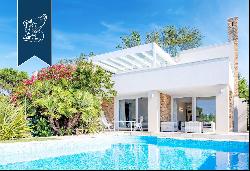 A sophisticated villa in a modern design with a garden and a pool directly overlooking Ven