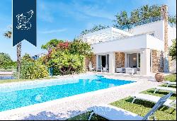 A sophisticated villa in a modern design with a garden and a pool directly overlooking Ven