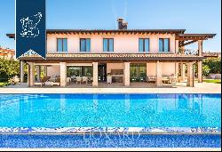 Recently-built villa for sale between the renowned towns of Lazise and Punta San Vigilio