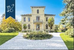 Historical villa with a private park for sale in a context of great privacy in the provinc