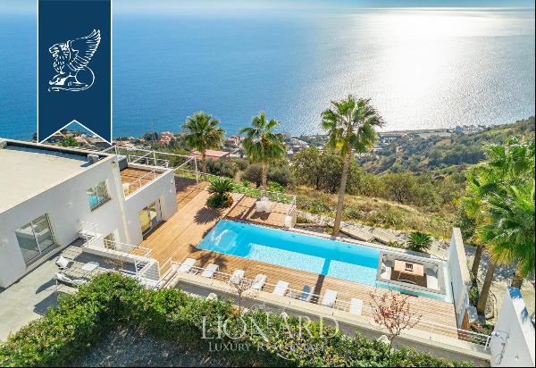 Luxury villa with an infinity pool for sale in Sicily