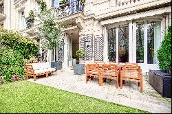 Paris 16th District - A 3-bed apartment with a garden