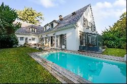 Versailles Glatigny – A spacious property with a garden and a swimming pool