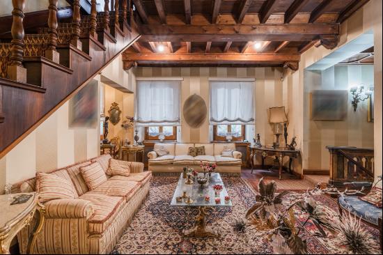 Prestigious apartment in the historic center