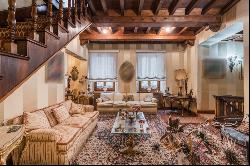 Prestigious apartment in the historic center