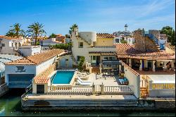 Beautiful villa in Empuriabrava with 12m of mooring